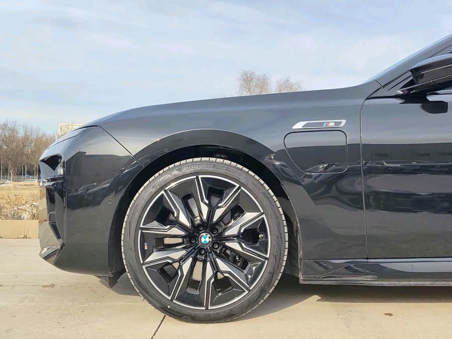 BMW i7 M70L 2025 car image #7