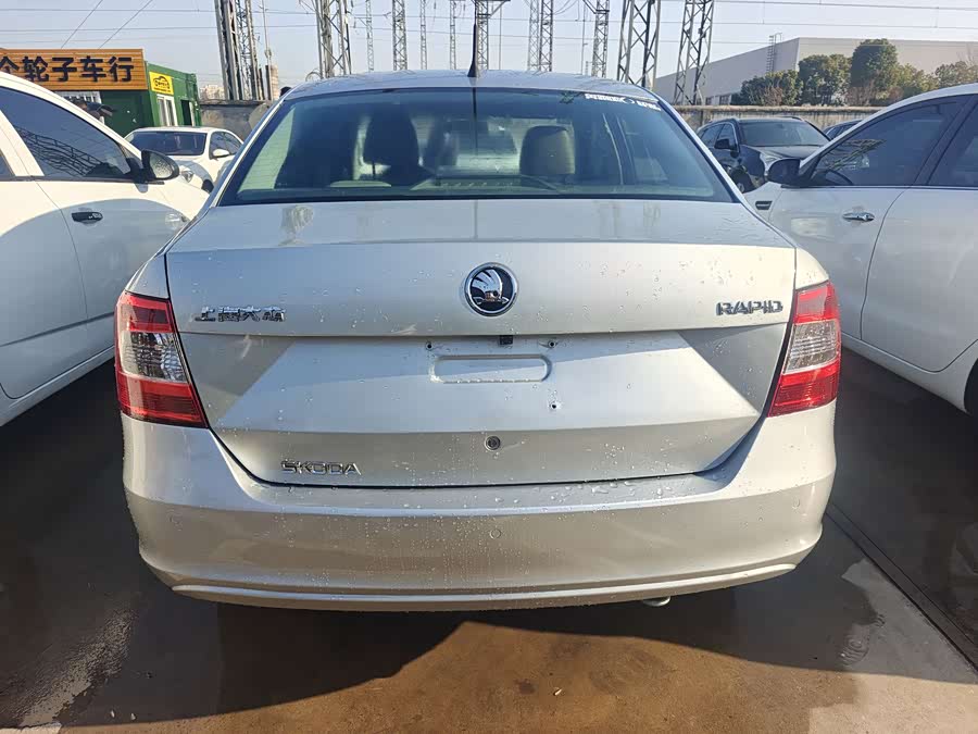 Skoda Rapid 2015 car image #7