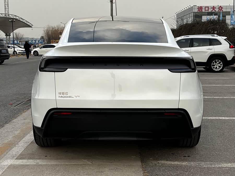 Tesla Model Y 2025 #7 Tesla Model Y 2025 car image #7