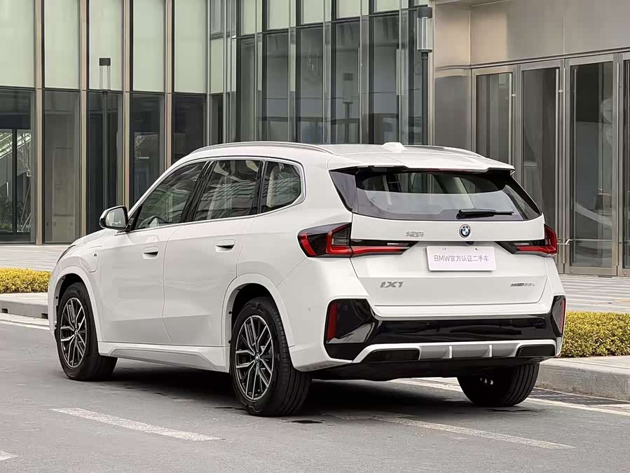 BMW iX1 2025 car image #7