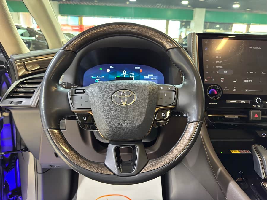 Toyota Alphard 2024 car image #7