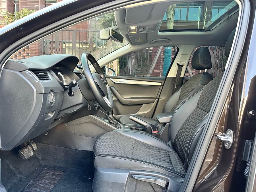 Skoda Octavia 2018 car image #7