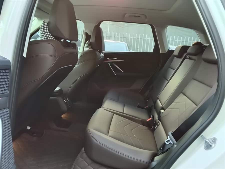 BMW iX1 2025 car image #7