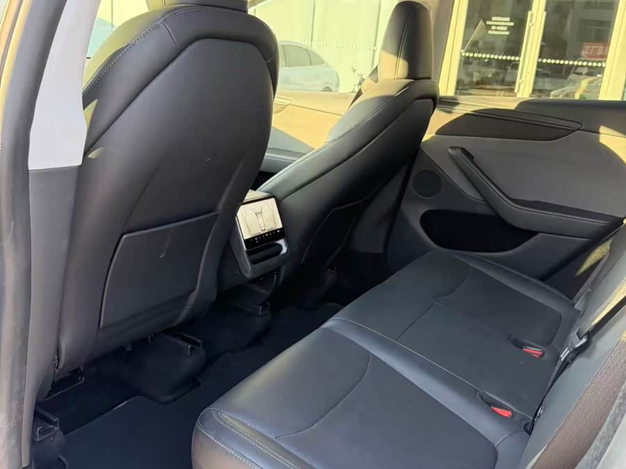 Tesla Model Y 2025 #7 Tesla Model Y 2025 car image #7