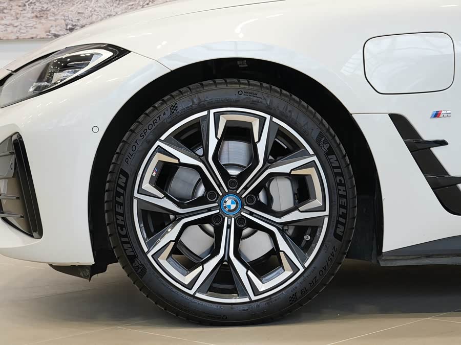 BMW i4 2023 car image #7