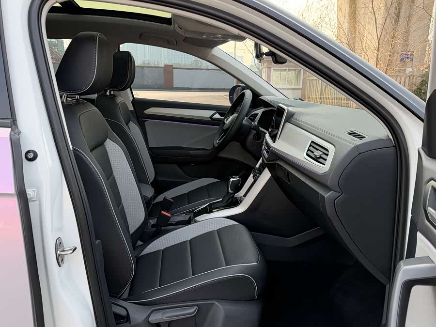 Volkswagen T-Roc 2023 car image #7