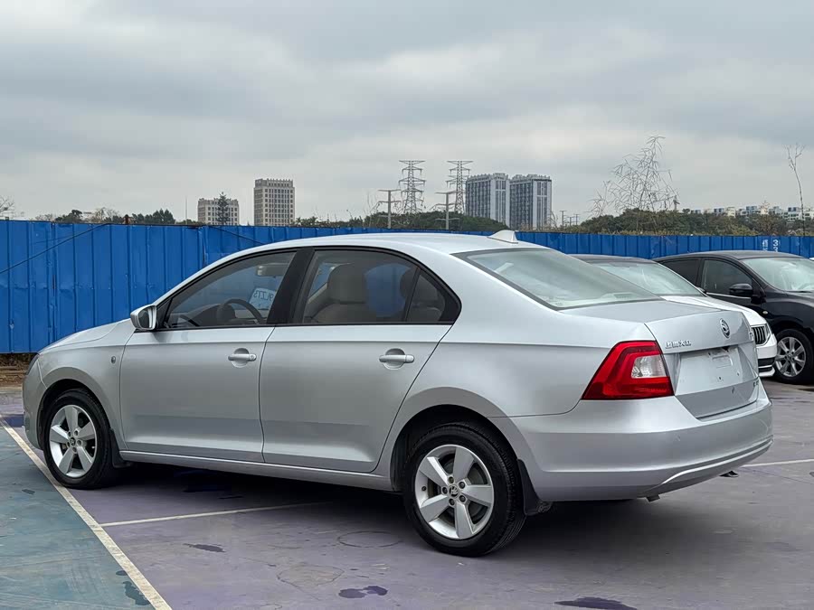 Skoda Rapid 2015 car image #7