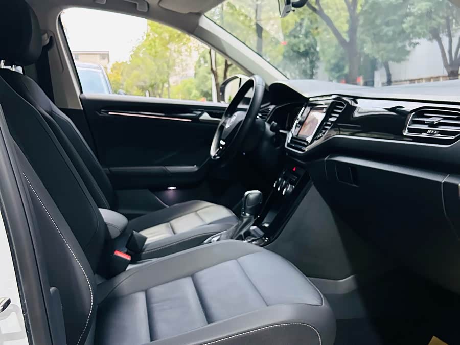 Volkswagen T-Roc 2020 car image #7