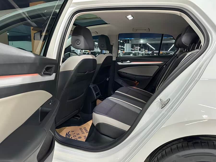 Volkswagen Golf 2022 car image #7