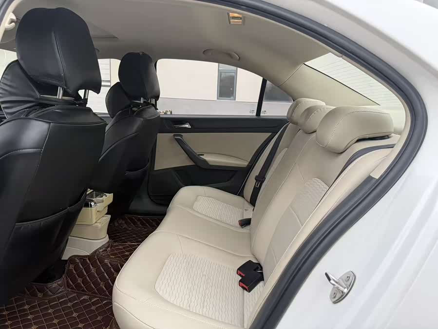 Skoda Rapid 2015 car image #7