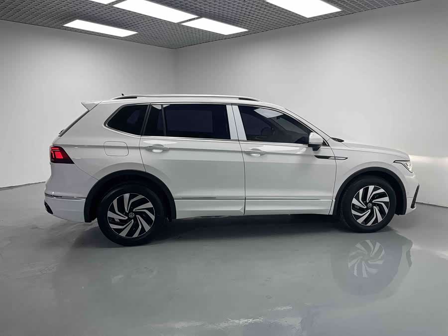 Volkswagen Tiguan L 2024 immagine di auto #7