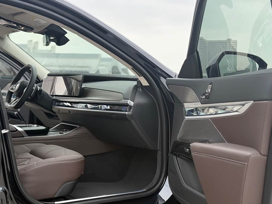 BMW 7 Series 2025 car image #7