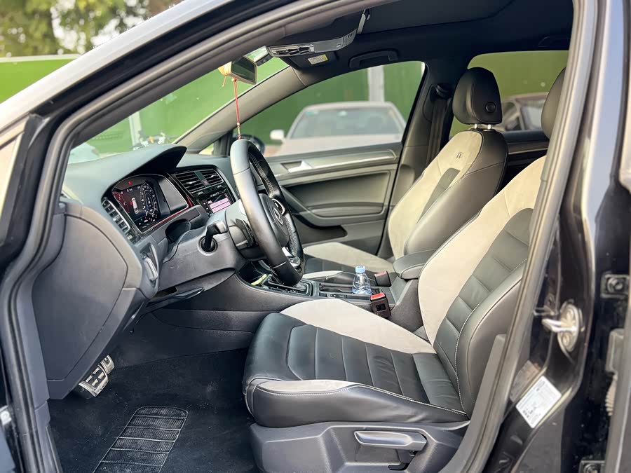 Volkswagen Golf 2019 car image #7