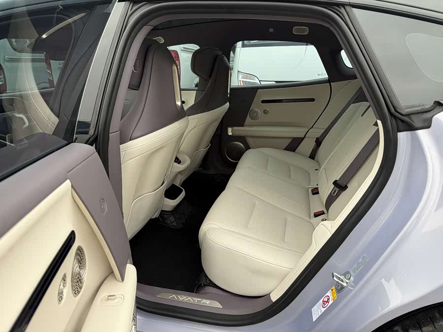 Avatr 06 2025 car image #7