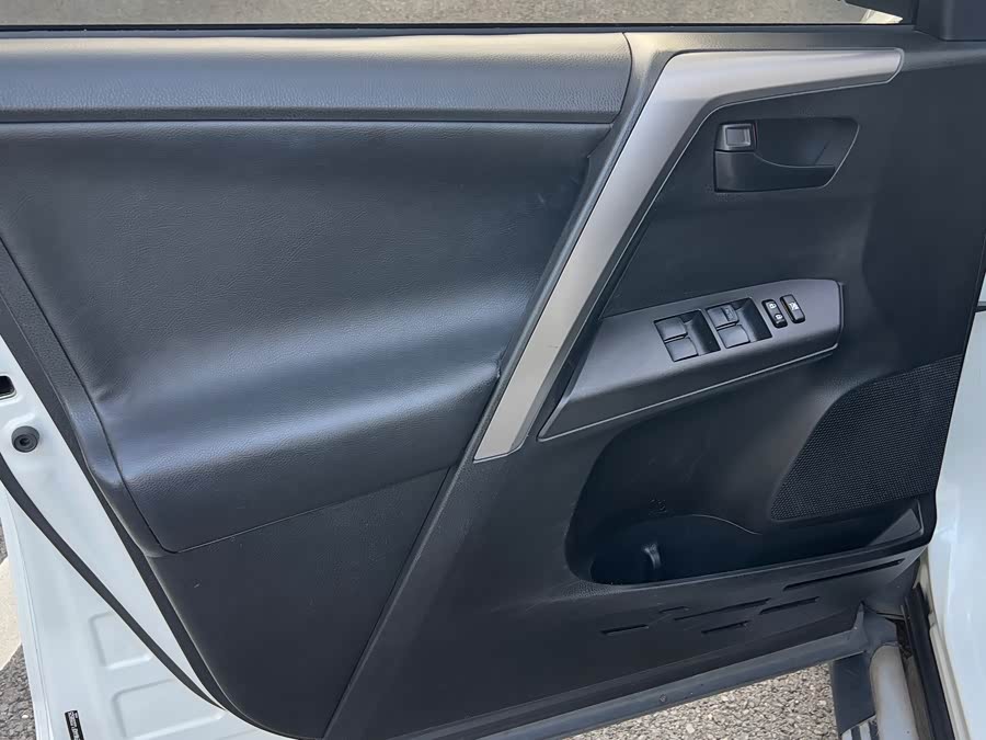 Toyota RAV4 2018 car image #7