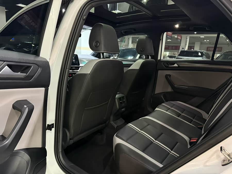 Volkswagen T-Roc 2024 car image #7