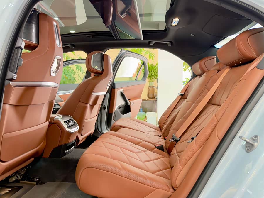 BMW i7 2023 car image #7