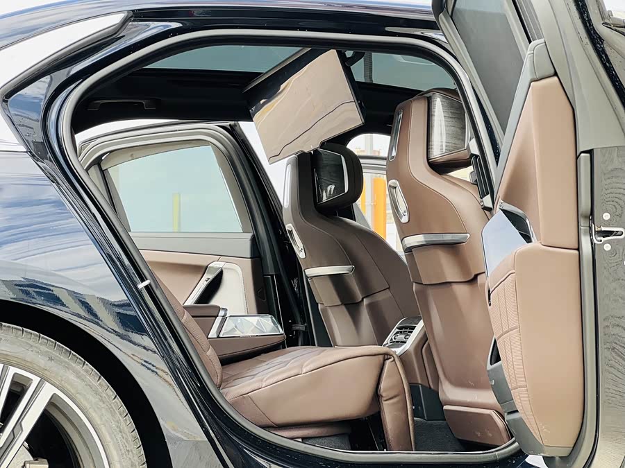 BMW 7 Series 2024 car image #7