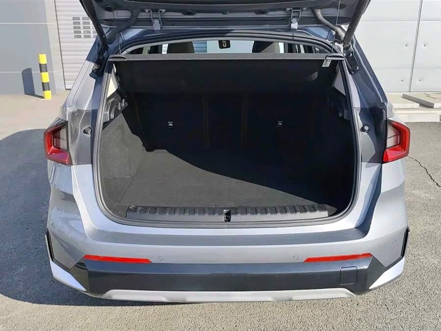 BMW iX1 2025 car image #7