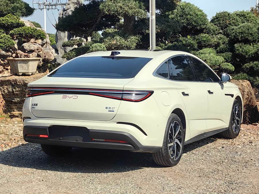 BYD Seal 07 DM-i 2025 immagine di auto #7