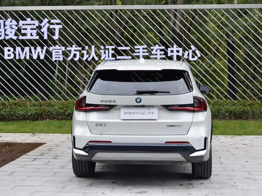 BMW iX1 2024 car image #7