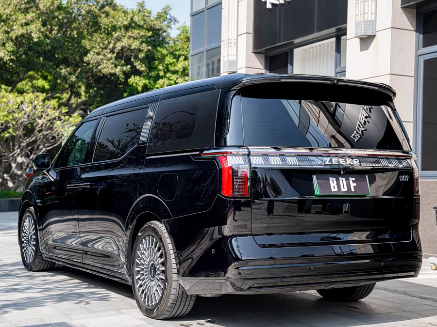 Zeekr 009 2024 car image #7