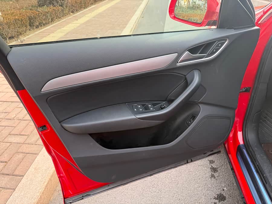 Audi Q3 2018 car image #7