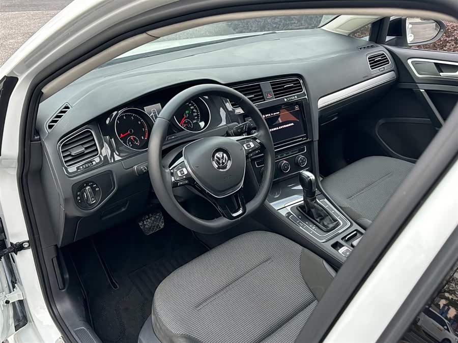 Volkswagen Golf 2019 car image #7
