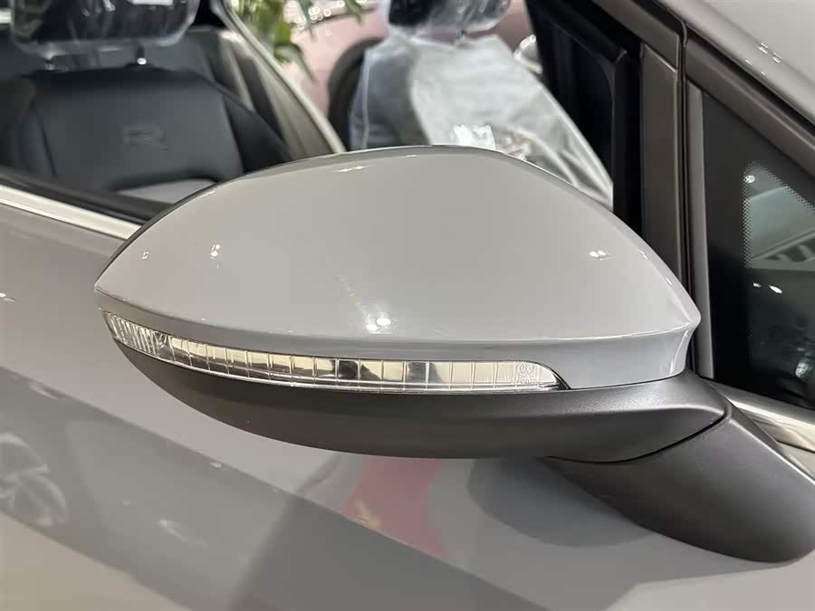 Volkswagen Golf 2025 car image #7