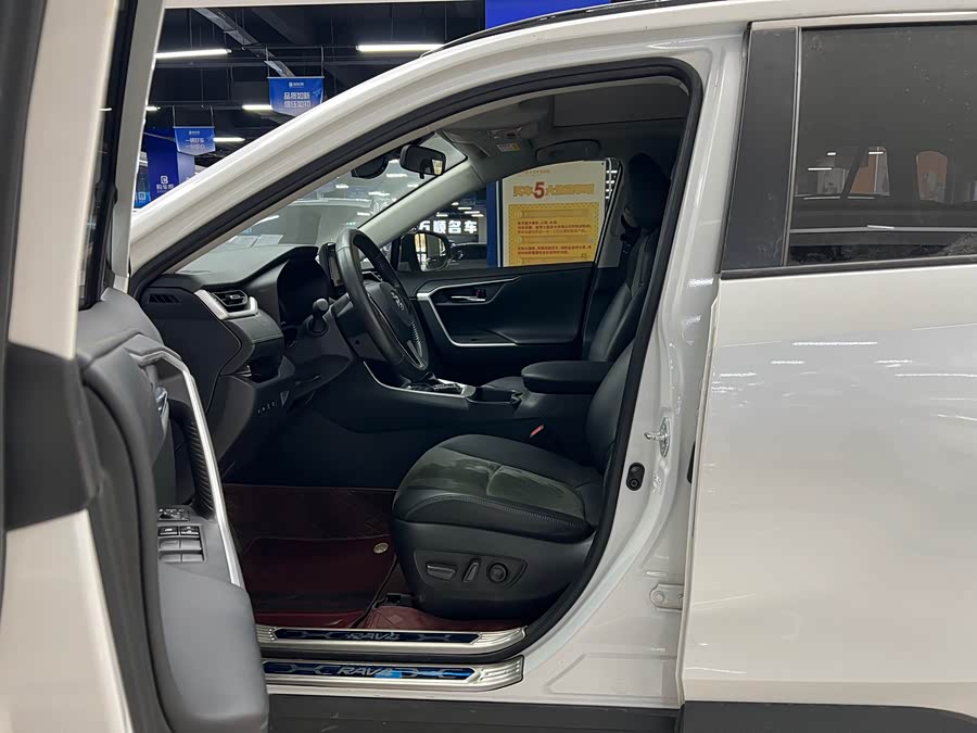 Toyota RAV4 2023 car image #7