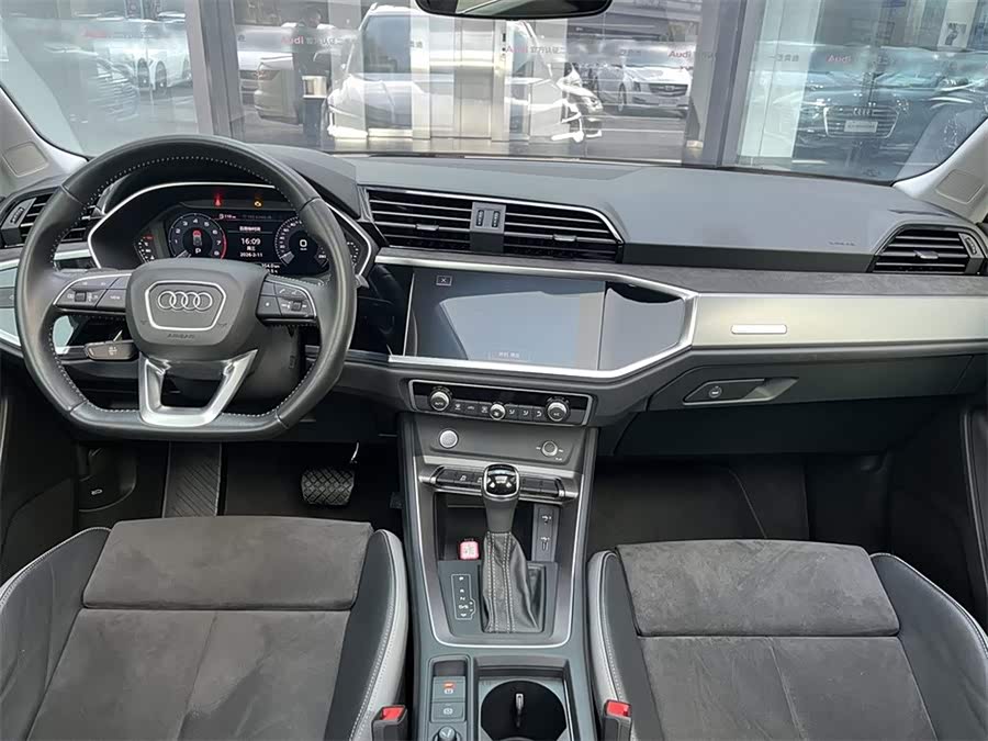 Audi Q3 2020 car image #7