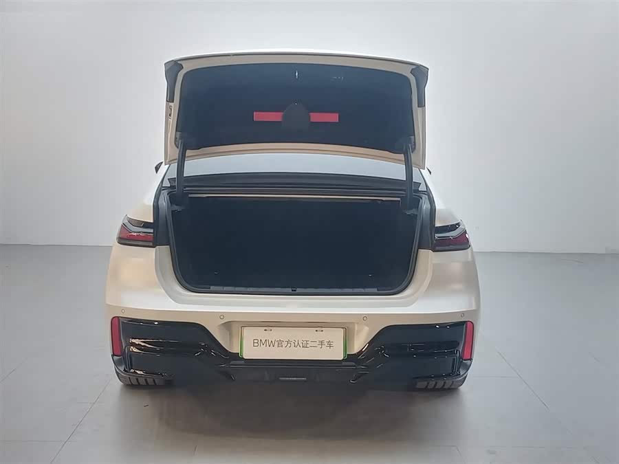 BMW i7 M70L 2025 car image #7