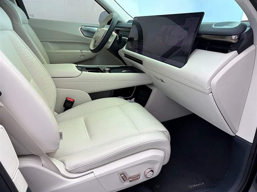 Lynk & Co 900 2025 car image #7