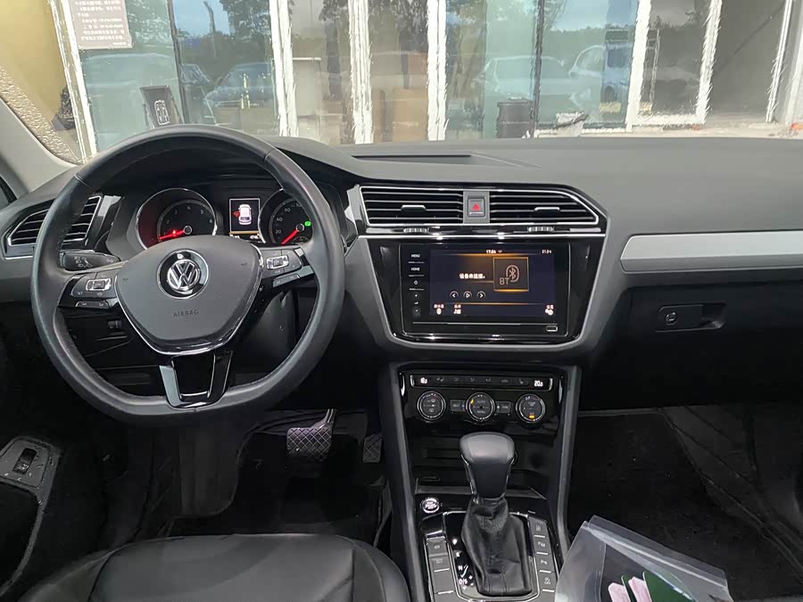 Volkswagen Tiguan L 2020 immagine di auto #7