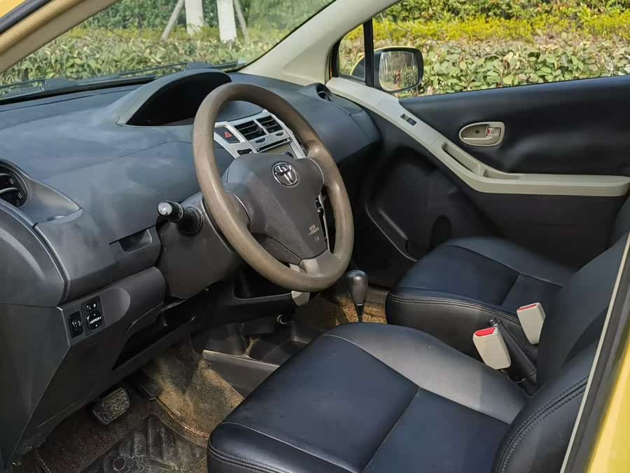 Yaris 2011 car image #7