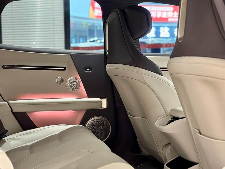 Avatr 06 2025 car image #7