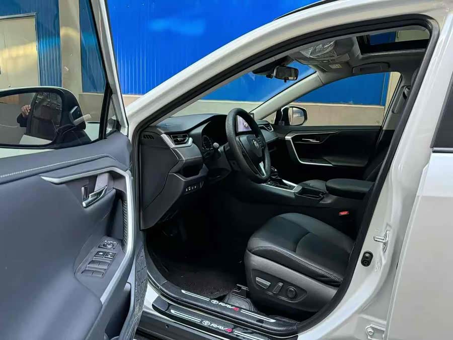 Toyota RAV4 2023 car image #7