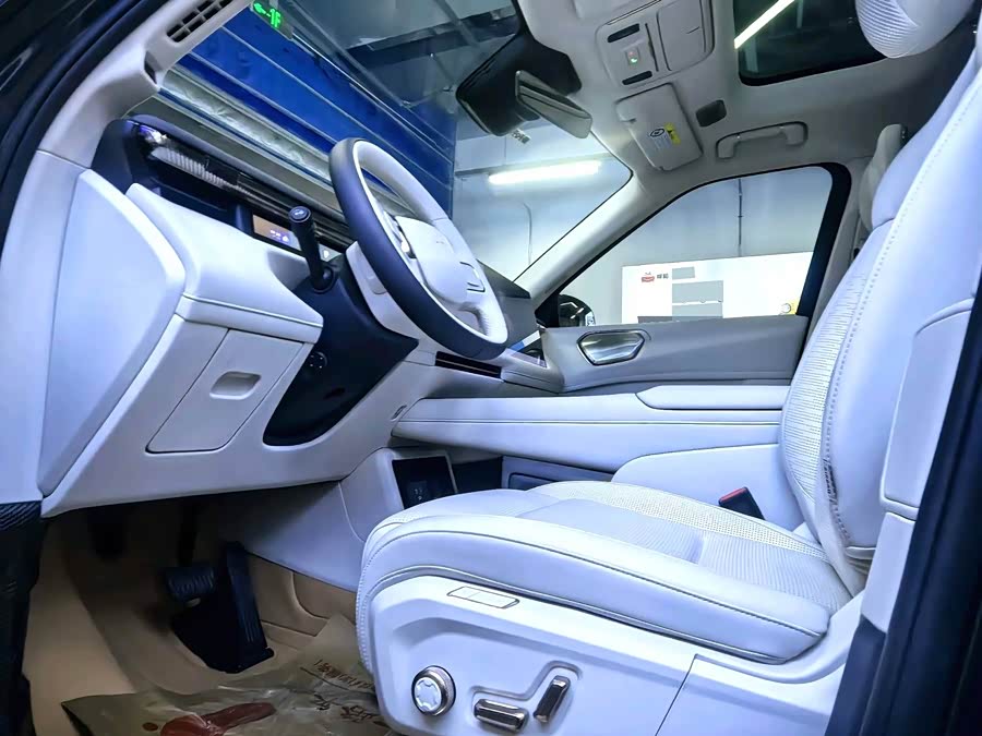 Lynk & Co 900 2025 car image #7