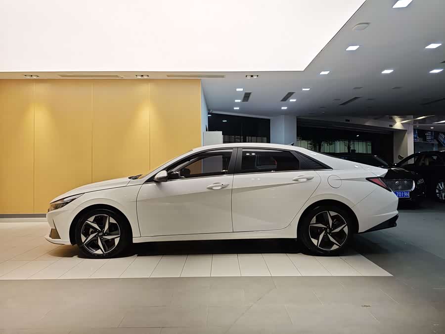 Hyundai Elantra 2023 immagine di auto #7