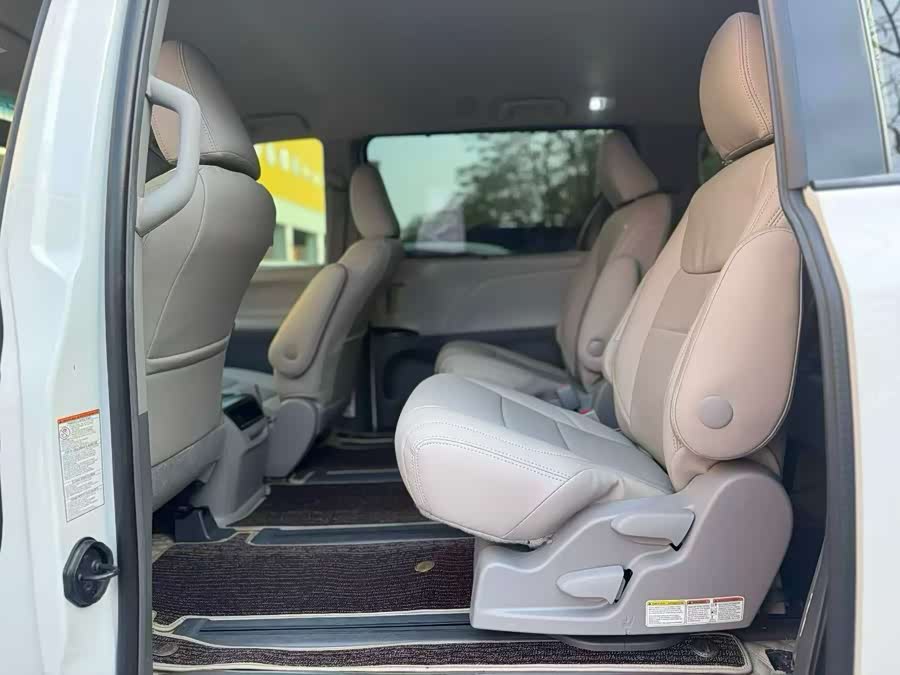 Toyota SIENNA 2018 car image #7