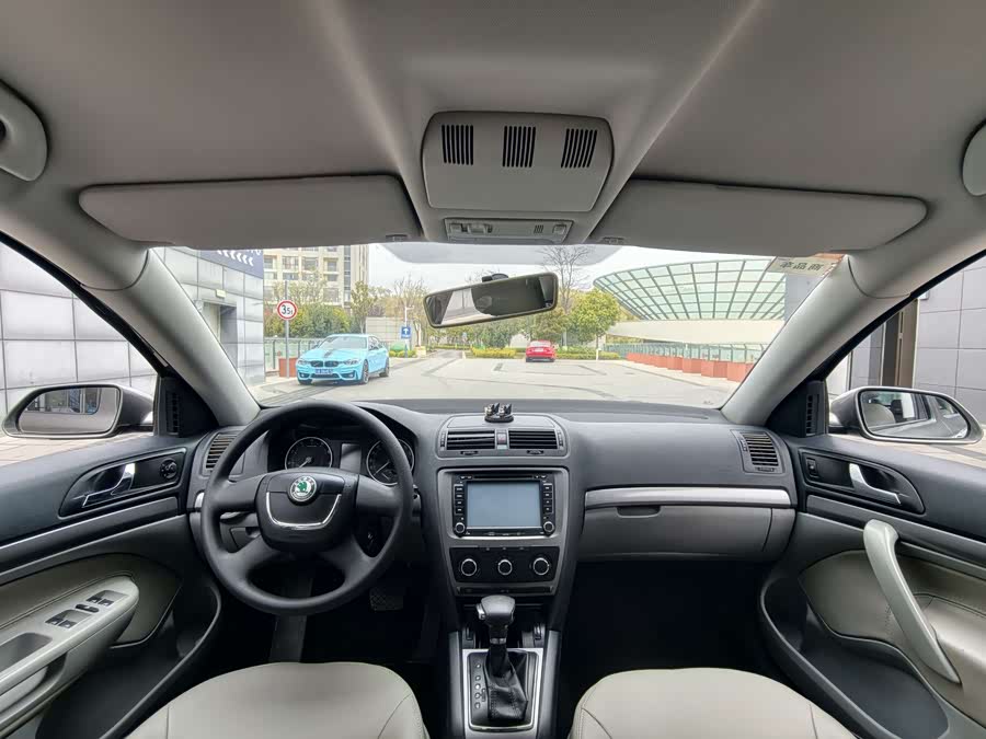 Skoda Octavia 2012 car image #7