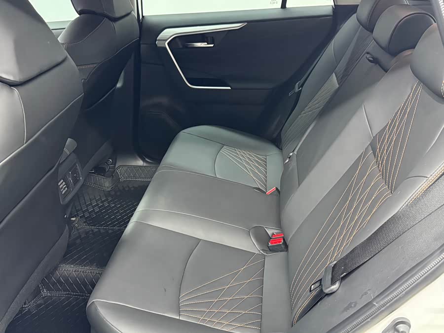 Toyota RAV4 2025 immagine di auto #7