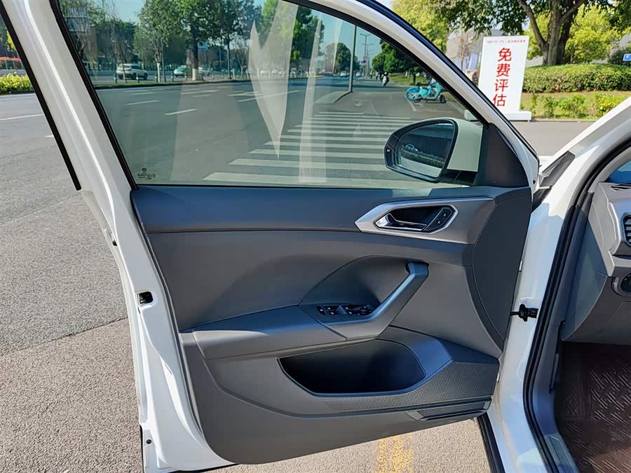 Volkswagen T-Cross 2021 car image #7