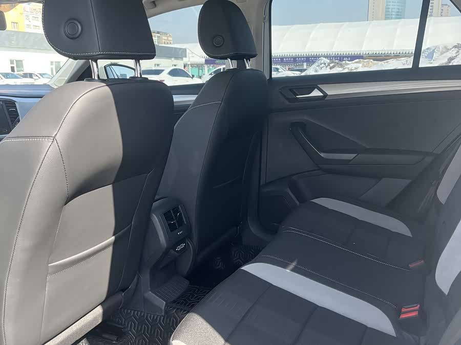Volkswagen T-Roc 2022 car image #7