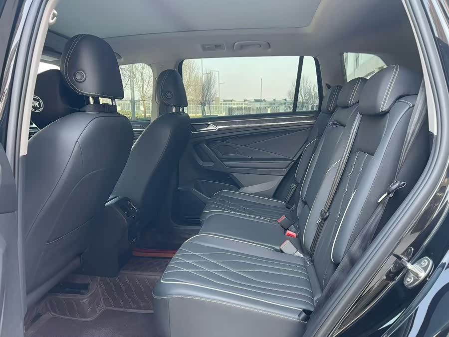 Volkswagen Tiguan L 2025 immagine di auto #7