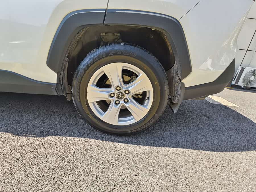 Toyota RAV4 2023 car image #7