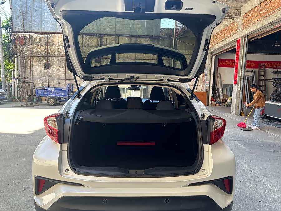 Toyota C-HR 2019 car image #7