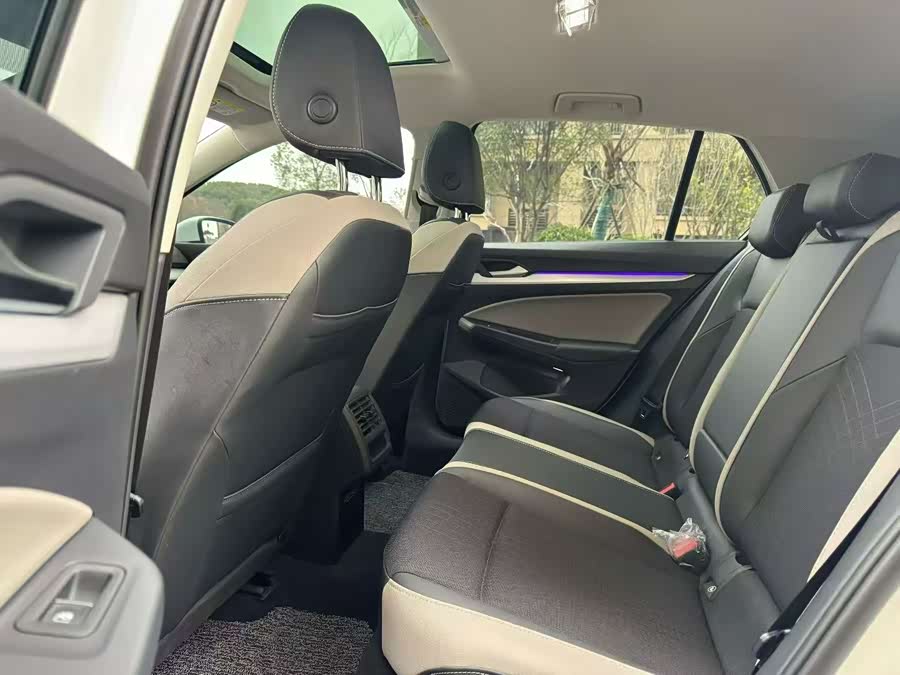Volkswagen Golf 2023 car image #7