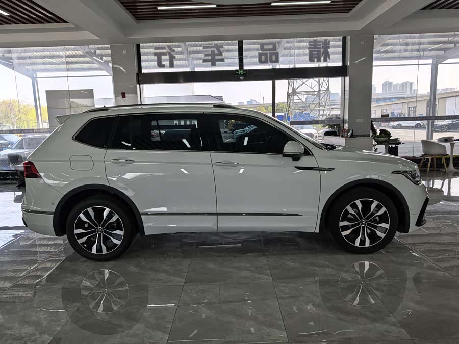 Volkswagen Tiguan L 2022 immagine di auto #7