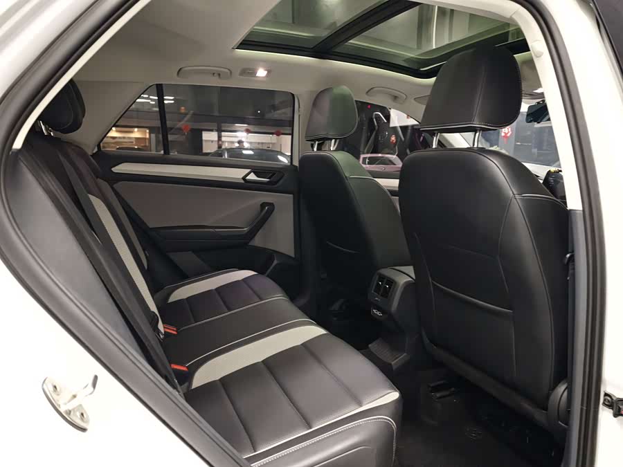 Volkswagen T-Roc 2023 car image #7